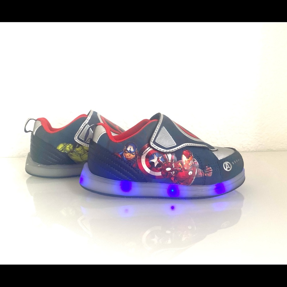 Size 10 Marvel Toddler Boys Light Up Avengers Sneakers